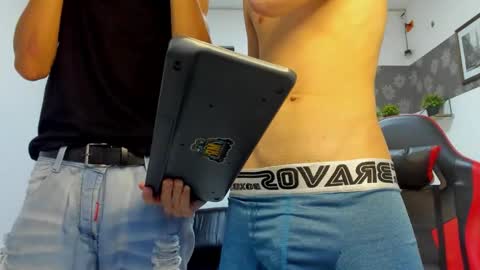 andrew_2811 online show from November 2025 03:27:02 AM