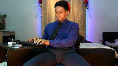 Andrew online show from December 2025 02:05:02 AM