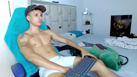 Snapshot of andrew_lover21 chatting on April 2026 03:49:02 AM Andrew online show from April 2026 03:49:02 AM