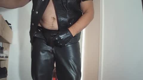 Snapshot of andrex_leather chatting on May 2026 06:09:01 PM andrex_leather online show from May 2026 06:09:01 PM