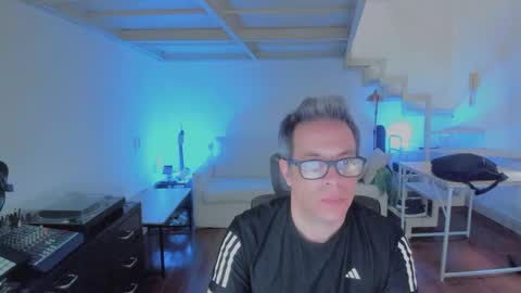 Andrew online show from November 2025 06:32:01 PM