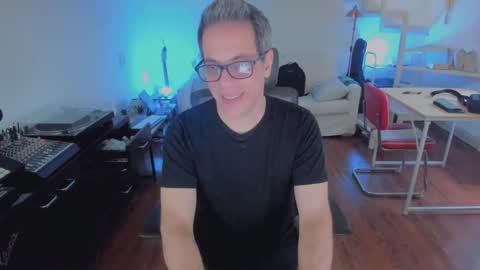 Andrew online show from December 2025 07:33:02 PM