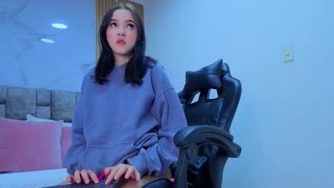 Snapshot of angel__kiss chatting on November 2025 11:31:02 AM angel__kiss online show from November 2025 11:31:02 AM