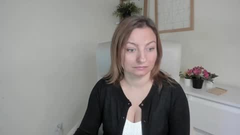 Snapshot of angela_samt chatting on September 2025 05:42:01 AM Angela online show from September 2025 05:42:01 AM