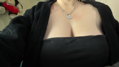 Angela online show from November 2025 01:40:02 AM