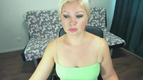 Snapshot of angelaroberti2 chatting on November 2025 11:43:01 AM glow online show from November 2025 11:43:01 AM