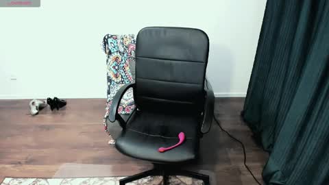 Snapshot of angelaroberti2 chatting on December 2025 03:50:01 PM glow online show from December 2025 03:50:01 PM