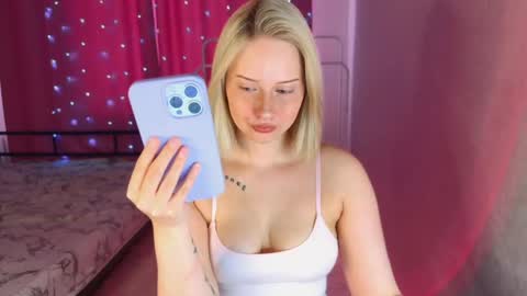 Snapshot of angellisss chatting on April 2026 10:05:01 AM Cutie online show from April 2026 10:05:01 AM