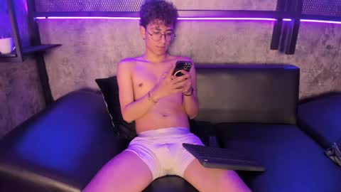 Snapshot of angelobellini chatting on April 2026 03:21:01 PM angelobellini online show from April 2026 03:21:01 PM