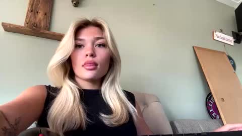 Snapshot of angelrosexx1 chatting on June 2026 11:31:01 AM angel online show from June 2026 11:31:01 AM
