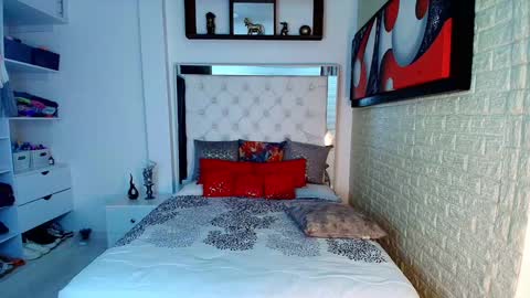 laura  online show from October 2025 02:02:05 AM