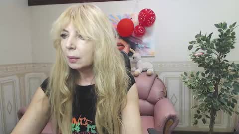 Anna Ditrih online show from February 2025 12:33:02 PM