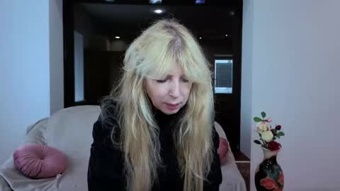 Anna Ditrih online show from September 2025 12:05:01 PM