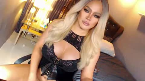 Snapshot of anna_mclaine chatting on June 2026 06:07:01 AM Miss Anna online show from June 2026 06:07:01 AM