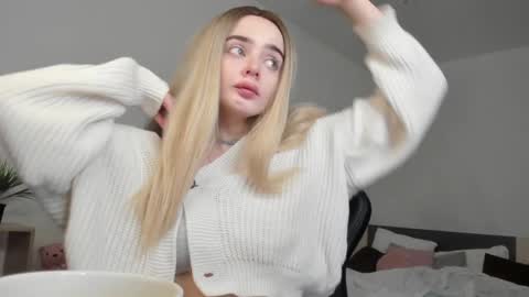 Snapshot of anna_nickol chatting on December 2024 04:57:01 PM Anna online show from December 2024 04:57:01 PM