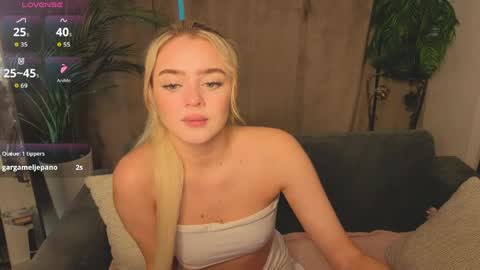 Snapshot of anna_nickol chatting on April 2026 05:10:01 PM Anna online show from April 2026 05:10:01 PM