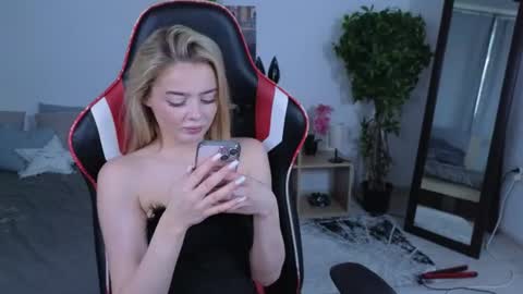 Snapshot of anna_nickol chatting on July 2026 04:43:01 PM Anna online show from July 2026 04:43:01 PM
