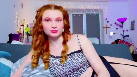 Snapshot of annakeenon chatting on April 2026 05:44:02 AM Anna online show from April 2026 05:44:02 AM