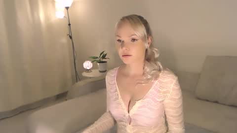 Snapshot of annett chatting on September 2025 11:04:01 PM Annett online show from September 2025 11:04:01 PM