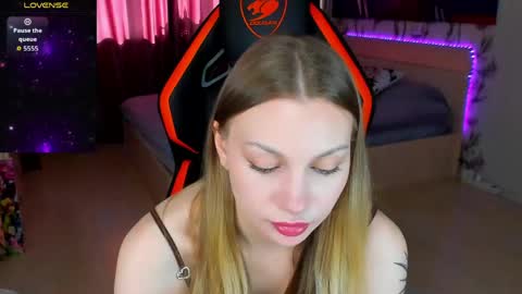 Snapshot of annie69kiss chatting on April 2026 07:04:01 AM Annie online show from April 2026 07:04:01 AM