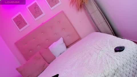 annie_dolce_ online show from June 2026 02:33:01 PM