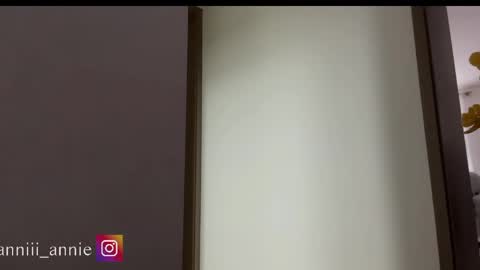 Snapshot of annie_snow_ chatting on April 2026 10:23:02 PM JEANNE no olvides seguirme dont forget follow me uu online show from April 2026 10:23:02 PM