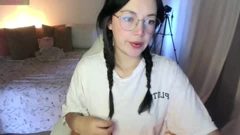 Snapshot of annie_swan_18 chatting on October 2025 12:47:01 PM LAURA - A n n i e S w a n online show from October 2025 12:47:01 PM