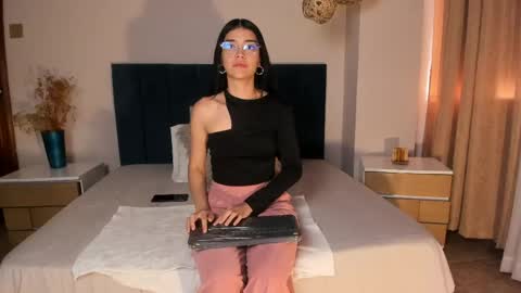 Annie Bluee online show from May 2026 12:33:01 PM