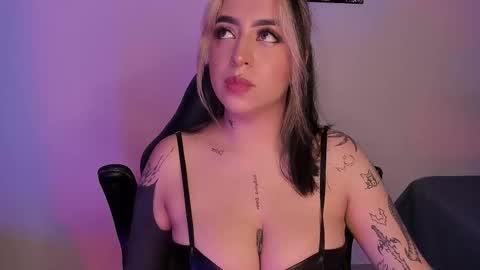 Annika online show from November 2025 09:52:02 PM