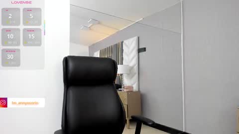 Anny online show from November 2025 08:19:01 PM