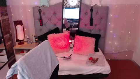 antolyh_c online show from February 2026 12:32:02 PM