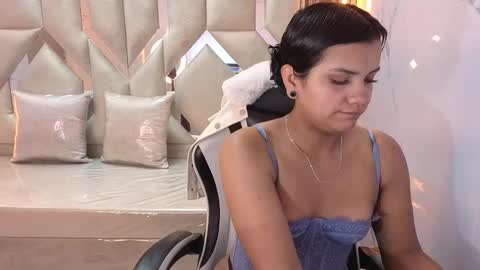 Antonela online show from November 2025 01:36:01 PM