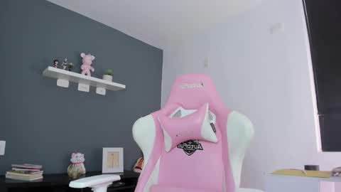 Snapshot of antonella_28_ chatting on April 2026 07:03:02 PM Antonella online show from April 2026 07:03:02 PM