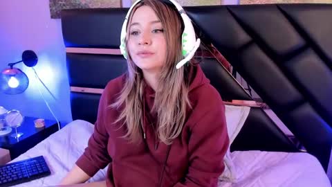 Snapshot of antonellalove_ chatting on December 2024 09:11:01 PM My name is Andrea thumb up me please its important online show from December 2024 09:11:01 PM