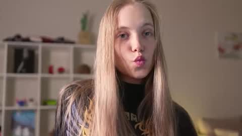 Snapshot of appr0ved chatting on November 2025 04:16:02 PM REYNA my friend online show from November 2025 04:16:02 PM