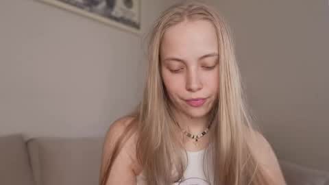 Snapshot of appr0ved chatting on May 2026 04:14:01 PM REYNA my friend online show from May 2026 04:14:01 PM