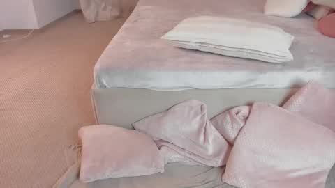 Laura online show from November 2025 07:03:03 PM