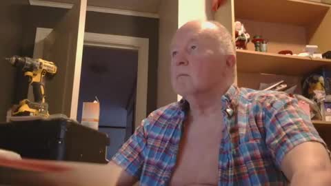 Snapshot of arcticman44 chatting on April 2026 07:05:02 PM arcticman44 online show from April 2026 07:05:02 PM