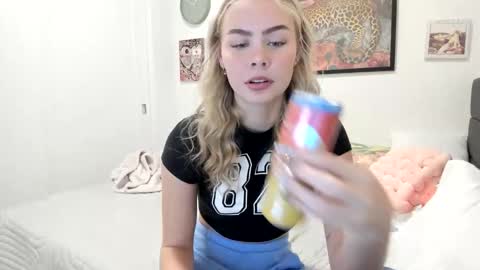 Snapshot of ariah_is_blonde chatting on November 2025 08:25:02 PM Ariah online show from November 2025 08:25:02 PM