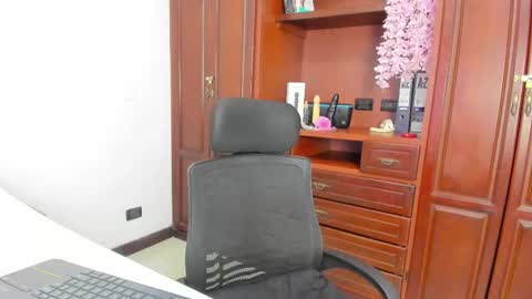 Andrea online show from September 2025 08:19:01 AM