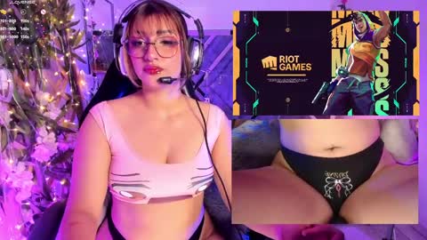 Snapshot of arianova_ chatting on April 2026 01:11:01 PM Aria online show from April 2026 01:11:01 PM