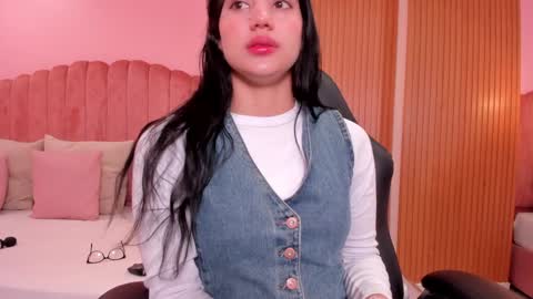 Snapshot of ariel_jonnes chatting on December 2024 05:11:01 PM Ariel online show from December 2024 05:11:01 PM