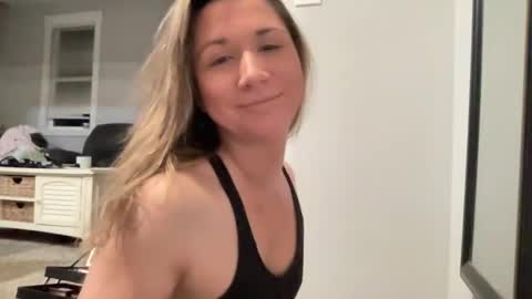 Snapshot of ariicutekitty chatting on January 2025 01:56:02 AM airskiii online show from January 2025 01:56:02 AM