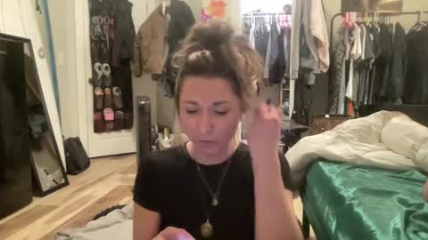 Snapshot of ariicutekitty chatting on March 2025 08:08:01 AM airskiii online show from March 2025 08:08:01 AM