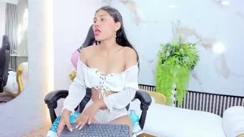 Snapshot of aristena_wow chatting on July 2026 06:32:02 PM A R I S online show from July 2026 06:32:02 PM