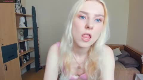 Snapshot of arlavitullo chatting on June 2026 07:00:01 AM Emily online show from June 2026 07:00:01 AM
