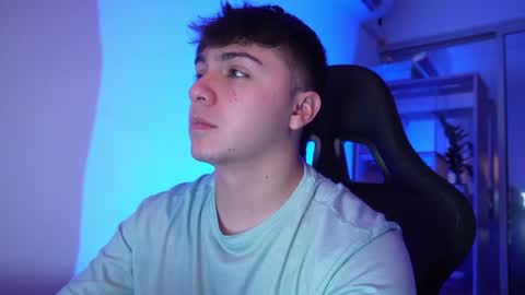 Snapshot of aron__cooper chatting on June 2026 01:40:02 AM aron__cooper online show from June 2026 01:40:02 AM