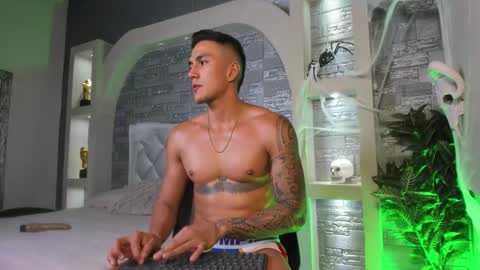 Snapshot of aron_bolt chatting on October 2025 12:33:01 PM ARON BOLT online show from October 2025 12:33:01 PM