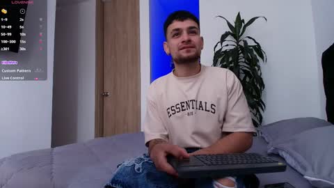 Snapshot of aron_santoro1 chatting on March 2026 04:33:01 PM Aron Santoro online show from March 2026 04:33:01 PM