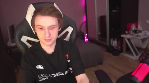 Snapshot of art_hunter chatting on December 2025 08:46:01 PM Alex online show from December 2025 08:46:01 PM